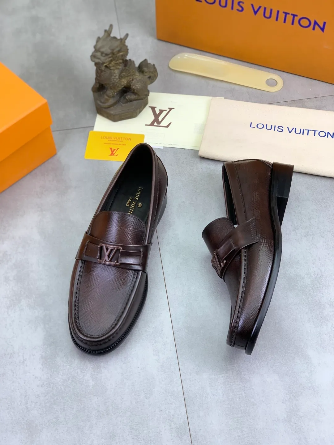Men's men's shoes 💰P520 New style 💶[LOUIS VUITTON] Water-dyed Niuli Original order New style 🍀LV Louis Vuitton *——Top version of LV classic leather shoes! Made of imported original calfskin, original leather side strips and wear-resistant high-end rubber outsole! High quality products! Color: Black optional Size: 39-44 (45 customized)